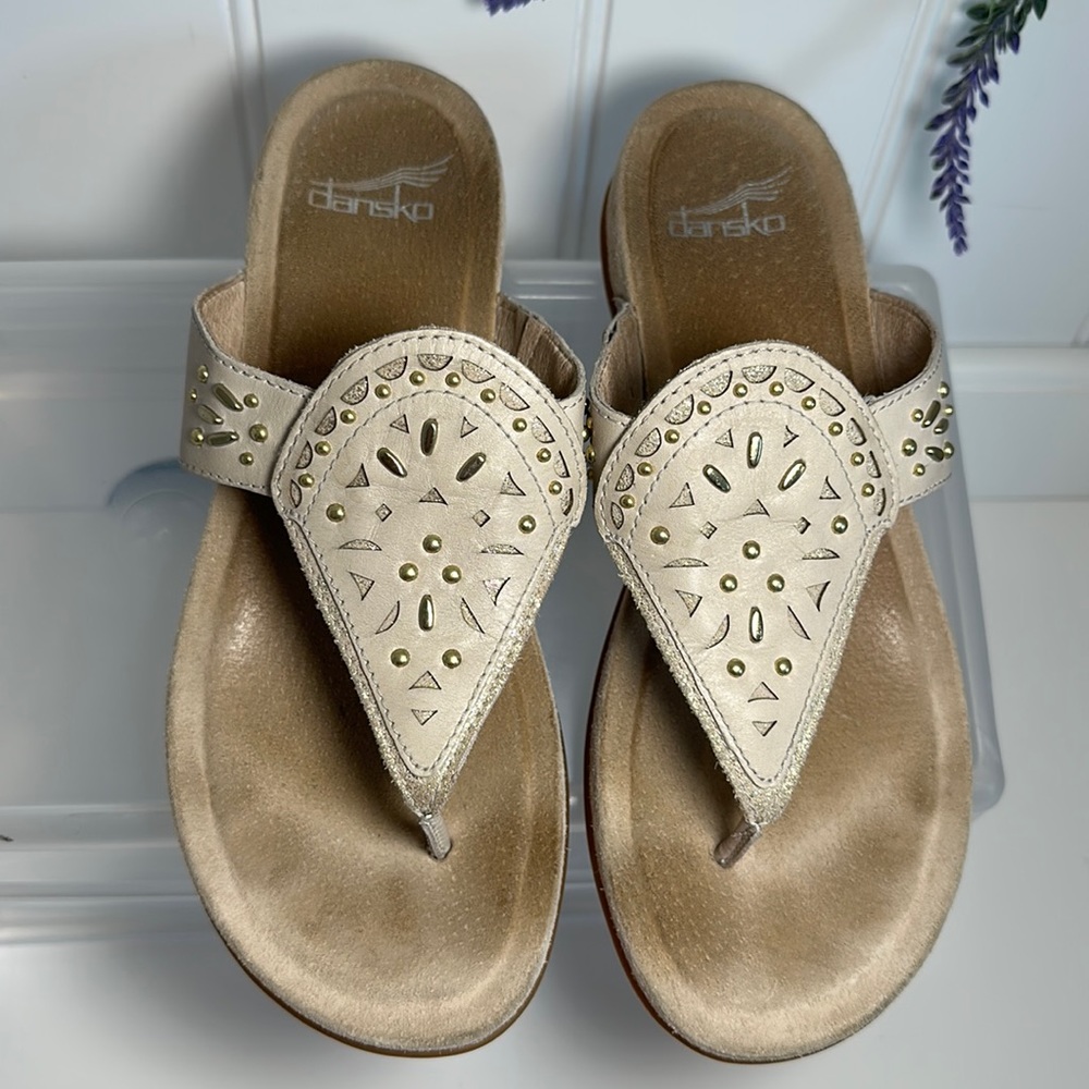 Dansko flip flop sandals size 37 or 6.5 US ,color nude ,gold cream.